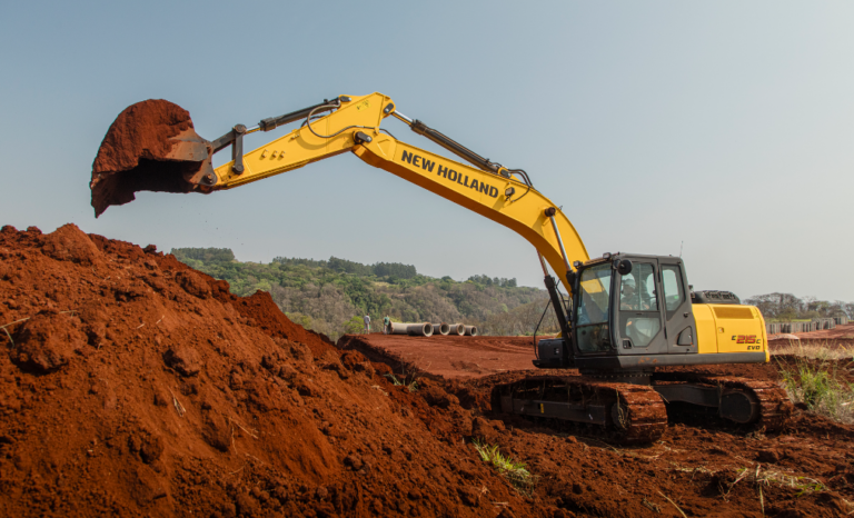 escavadeira new holland construction E215C EVO removendo terra