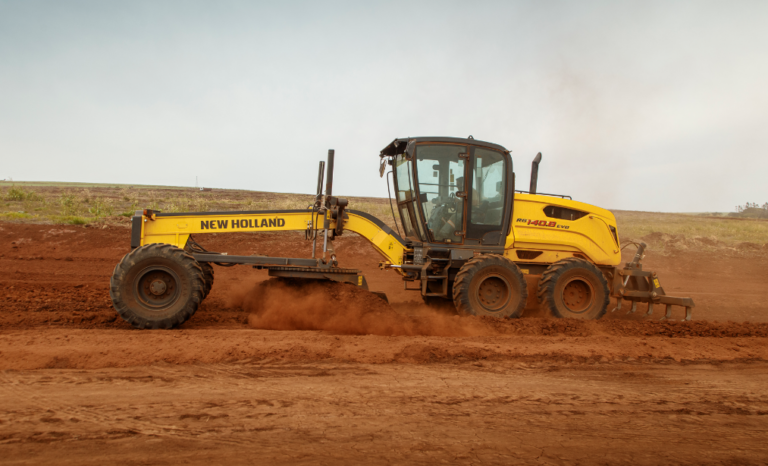 motoniveladora new holland construction RG140B EVO fazendo acabamento em terraplanagem