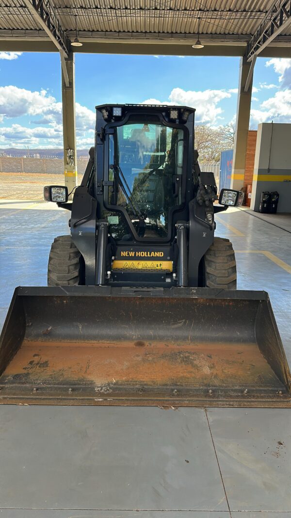 Minicarregadeira New Holland Construction L330 - Imagem 3