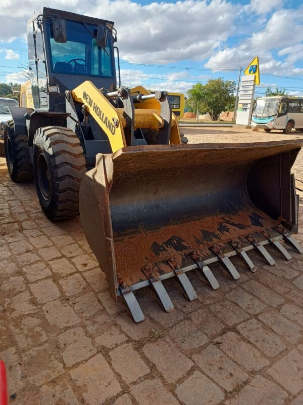 Pá Carregadeira W12D New Holland Construction - Imagem 3