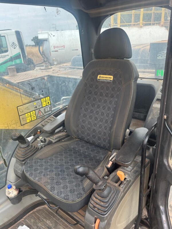 Escavadeira 215C EVO New Holland Construction - Imagem 3